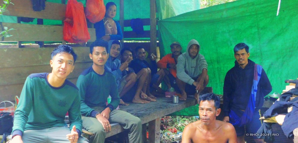 Kebersamaan Warga Lokal selama Ekspedisi (Kredit foto: Rio)